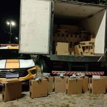 Motorista é preso com carga de maço de cigarro avaliada em mais R$ 1 milhão - PMRv/Reprodução