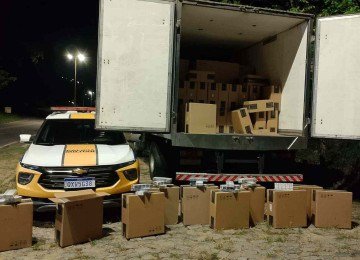 Foram encontradas cerca de 350 caixas, totalizando aproximadamente 175 mil maços -  (crédito: PMRv/Reprodução)