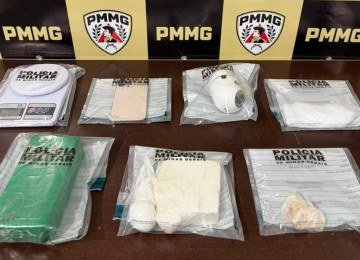 Denúncia leva à apreensão de cocaína, maconha e crack no município Central de Minas, no Vale do Rio Doce   -  (crédito: Divulgação/ PMMG)