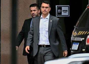 Flávio Bolsonaro ainda busca um marqueteiro para chefiar sua campanha, porém, Marcos Carvalho, estrategista digital de Jair Bolsonaro em 2018, é quem já cuida das redes sociais -  (crédito: Ton Molina/AFP – 9/12/25)