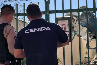Cenipa faz a perÃ­cia do prÃ©dio atingido por aviÃ£o em Belo Horizonte -  (crédito: EdÃ©sio Ferreira/EM/DA Press)