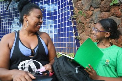 'A blusa é muito boa, vai proteger as crianças do frio. Parece que eles estão até prevendo a temperatura que vai fazer', avalia a doméstica Silvia Regina da Silva Neves, mãe de Alexia       -  (crédito:   Marcos Vieira/EM/D.A Press)