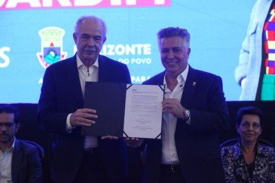 O contrato, assinado esta manhã pelo prefeito Álvaro Damião e pelo presidente do BNDES, Aloizio Mercadante, prevê a utilização de Recursos do Fundo Clima para financiar ações do Projeto Transformador Cidade Jardim -  (crédito: Edesio Ferreira/EM/D.A Press)