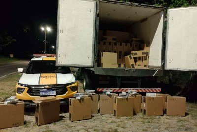 Foram encontradas cerca de 350 caixas, totalizando aproximadamente 175 mil maços -  (crédito: PMRv/Reprodução)