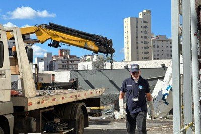 O pr&eacute;dio foi atingido por um avi&atilde;o de pequeno porte no Bairro Silveira, na Regi&atilde;o Nordeste de Belo Horizonte -  (crédito: Querén Hapuque/EM/D.A Press)