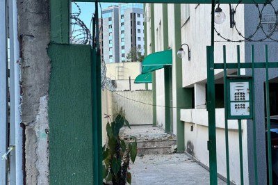 Gradualmente o prédio está sendo limpo e a rotina dos moradores volta a normalidade -  (crédito: Quéren Hapuque/EM/D.A.Press)