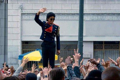 Sobrinho de Michael, Jaafar Jackson interpreta o artista no filme de Antoine Fuqua, cuja história se encerra em 1988 e deve ter sequência -  (crédito: Universal Pictures/Divulgação)