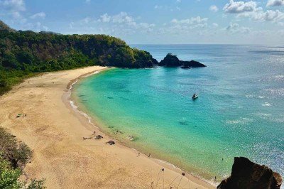 Baía do Sancho, eleita pela sétima vez como a melhor praia do mundo no ranking Travelers’ Choice Best of the Best, do TripAdvisor -  (crédito: Pedro Menezes/Divulgação)
