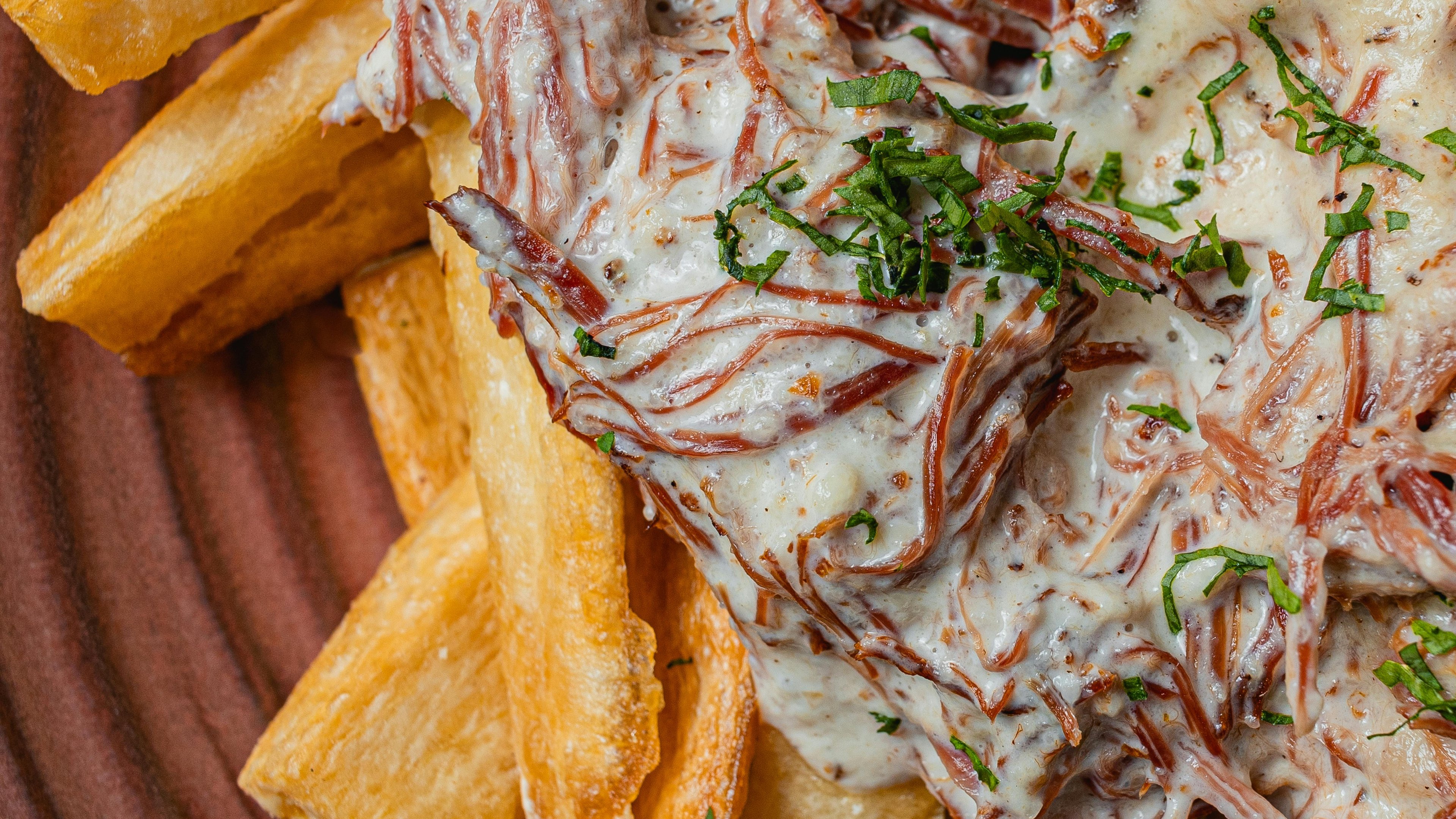 A cremosidade da carne de sol com nata e macaxeira, um dos sabores marcantes da culinária alagoana com influência do sertão. - (crédito: Pexels/ Matheus Alves)
