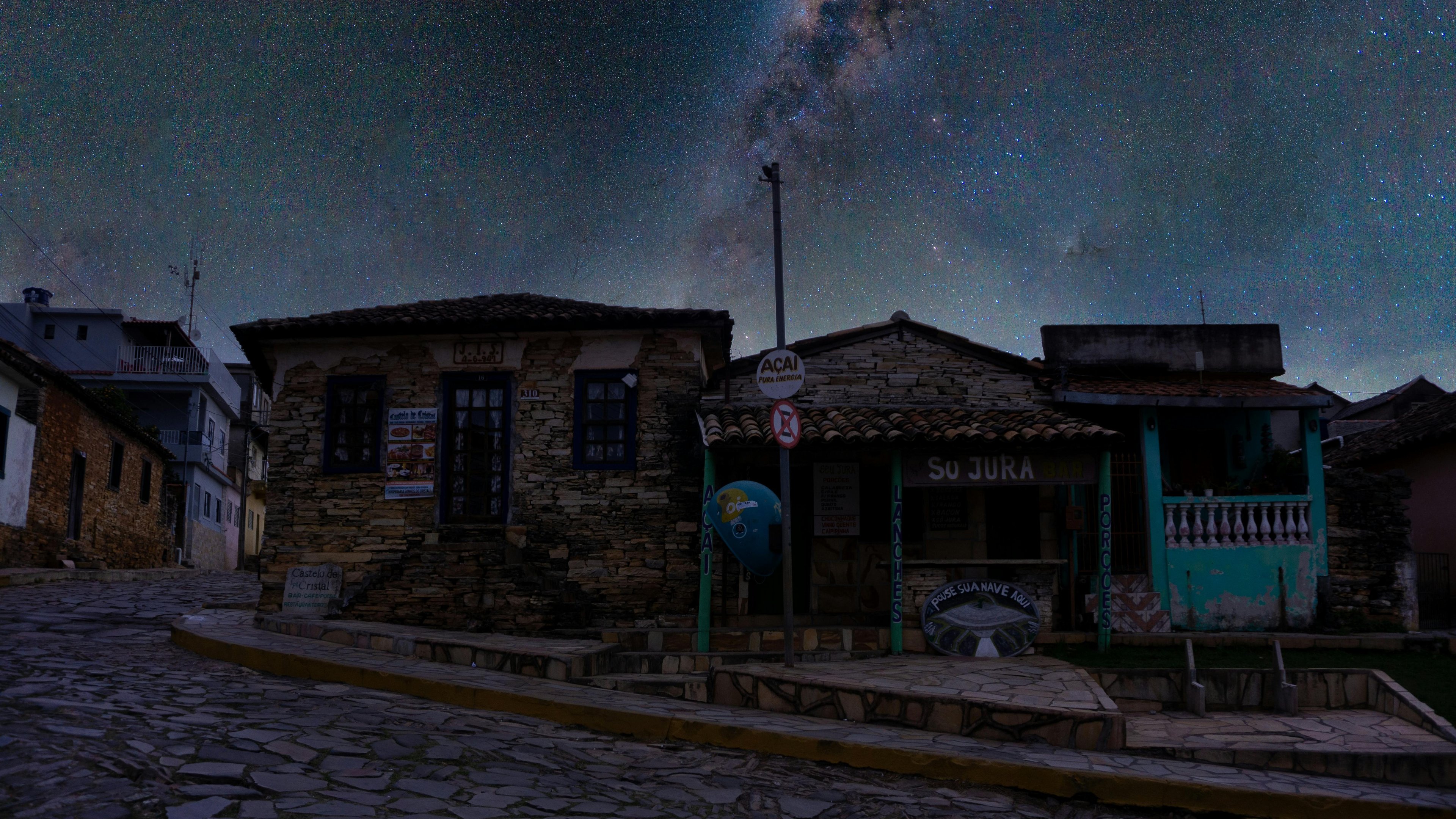 O céu estrelado da Via Láctea ilumina as ruas de paralelepípedos de uma cidade mineira, cenário ideal para o astroturismo. - (crédito: Pexels/ Lucas Pezeta)