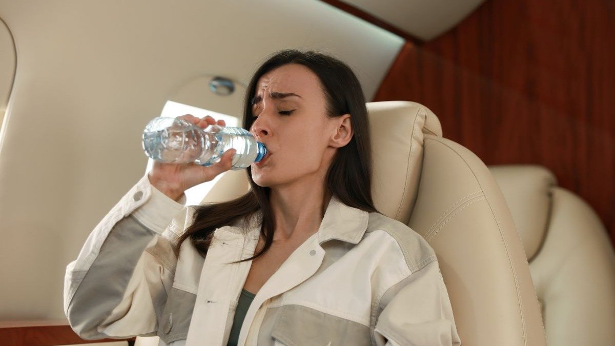 A hidrata&ccedil;&atilde;o &eacute; uma estrat&eacute;gia para controlar a ansiedade durante voos, especialmente para quem sofre de aerofobia. -  (crédito: Liudmila Chernetska de Getty Images)