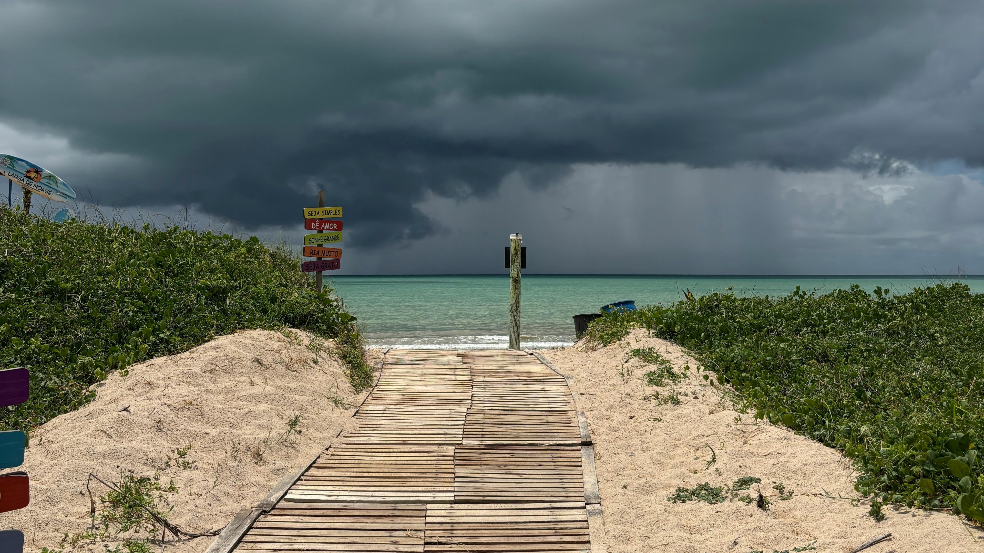 Céu carregado sobre o mar ilustra a intensificação de fenômenos climáticos extremos como os que atingem o Nordeste. - (crédito: Pexels/ Edmo Ferrão)