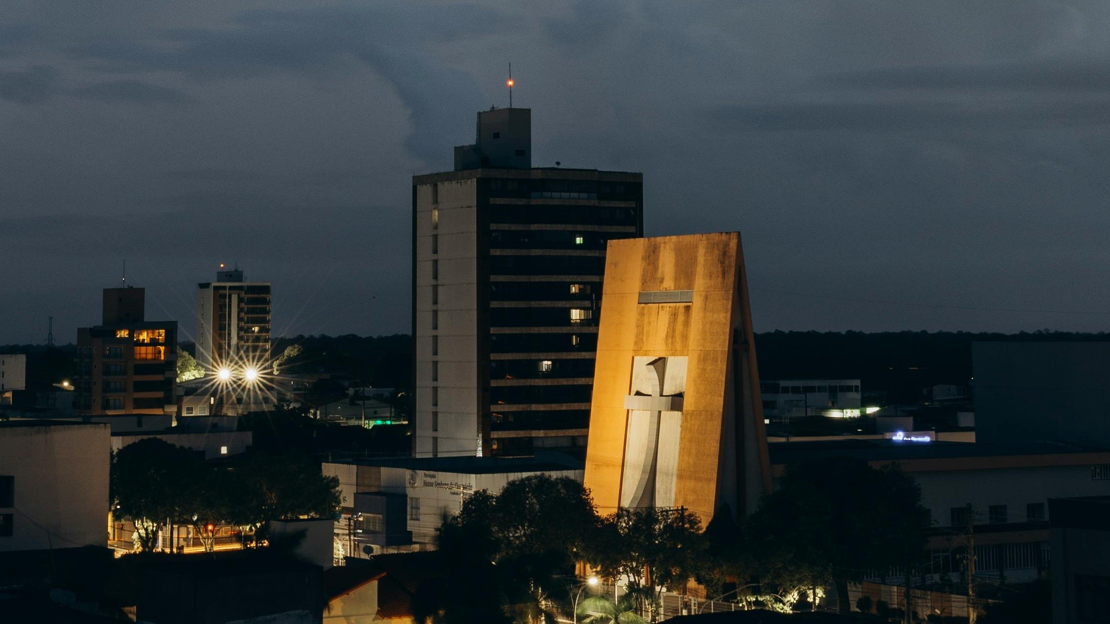 Um ponto de luz no alto dos edifícios: a vigilância constante dos para-raios na segurança da arquitetura urbana. - (crédito: Pexels/ Jonathan Borba)