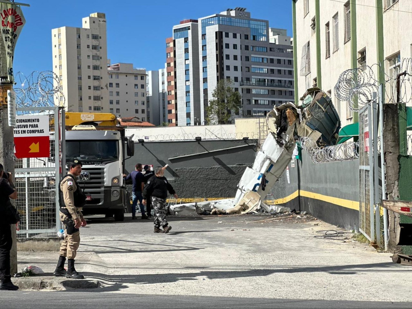 Prédio atingido por avião em BH segue sem previsão de conclusão da perícia