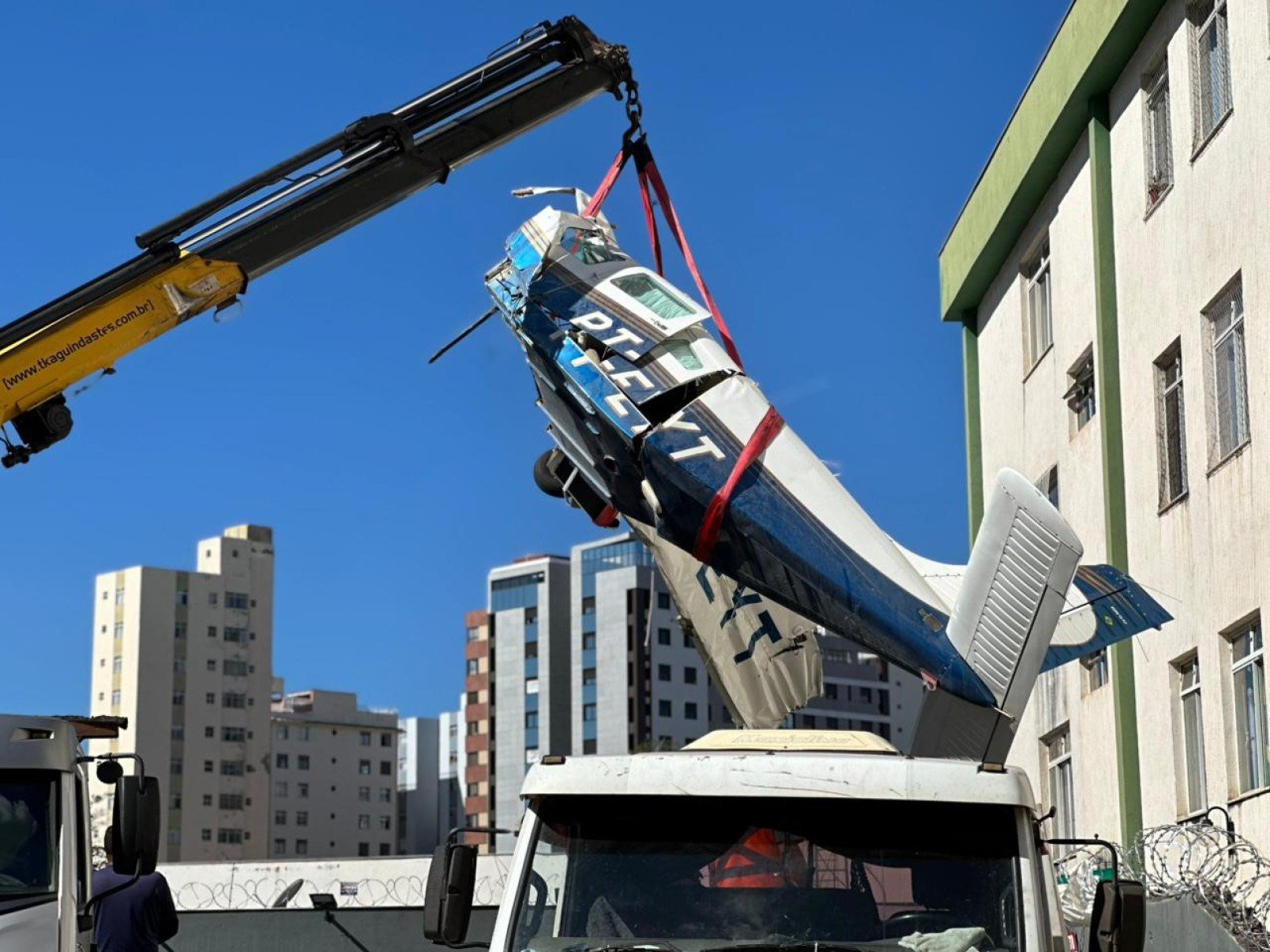 Avião sendo içado