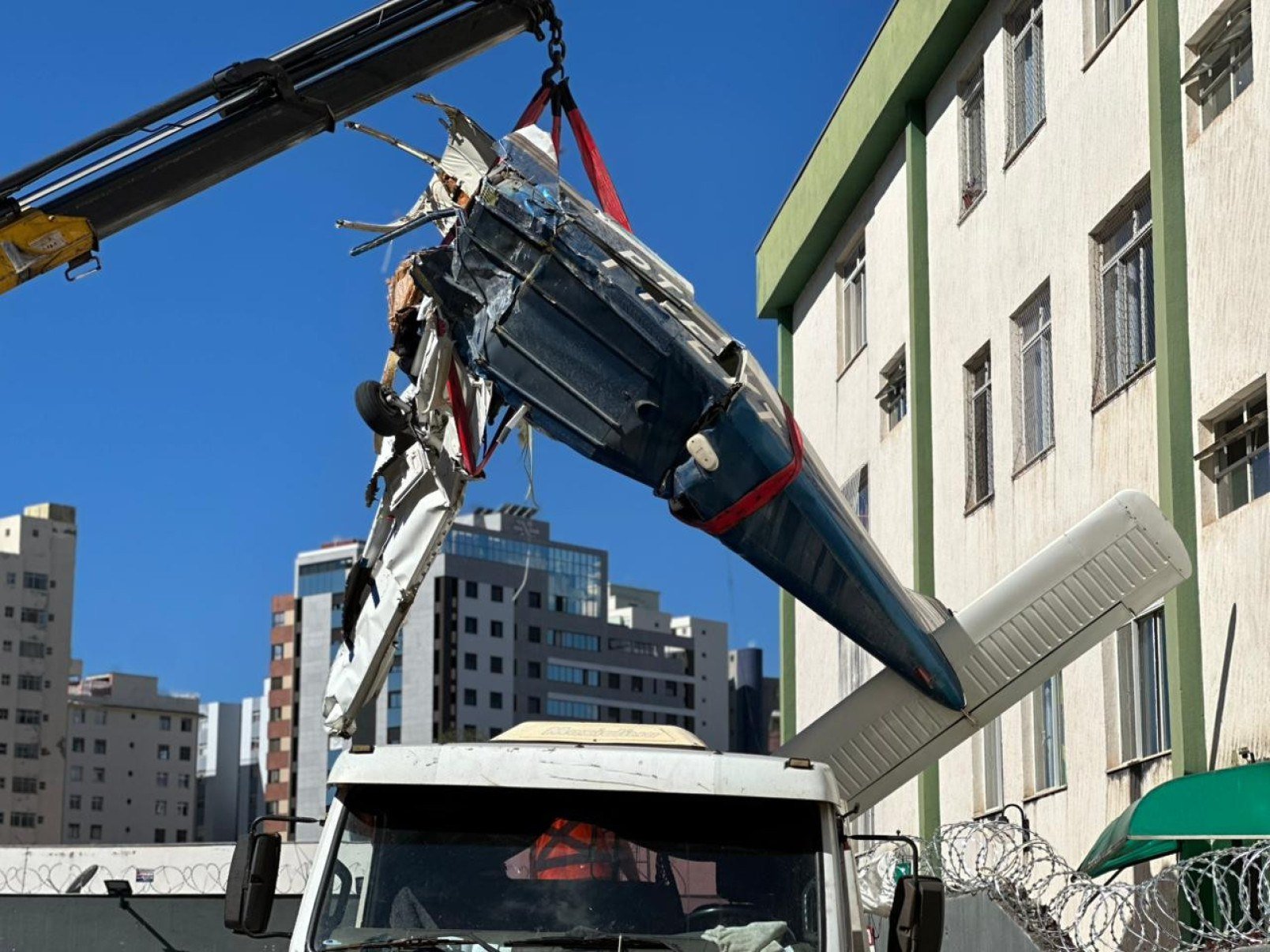 Avião sendo içado