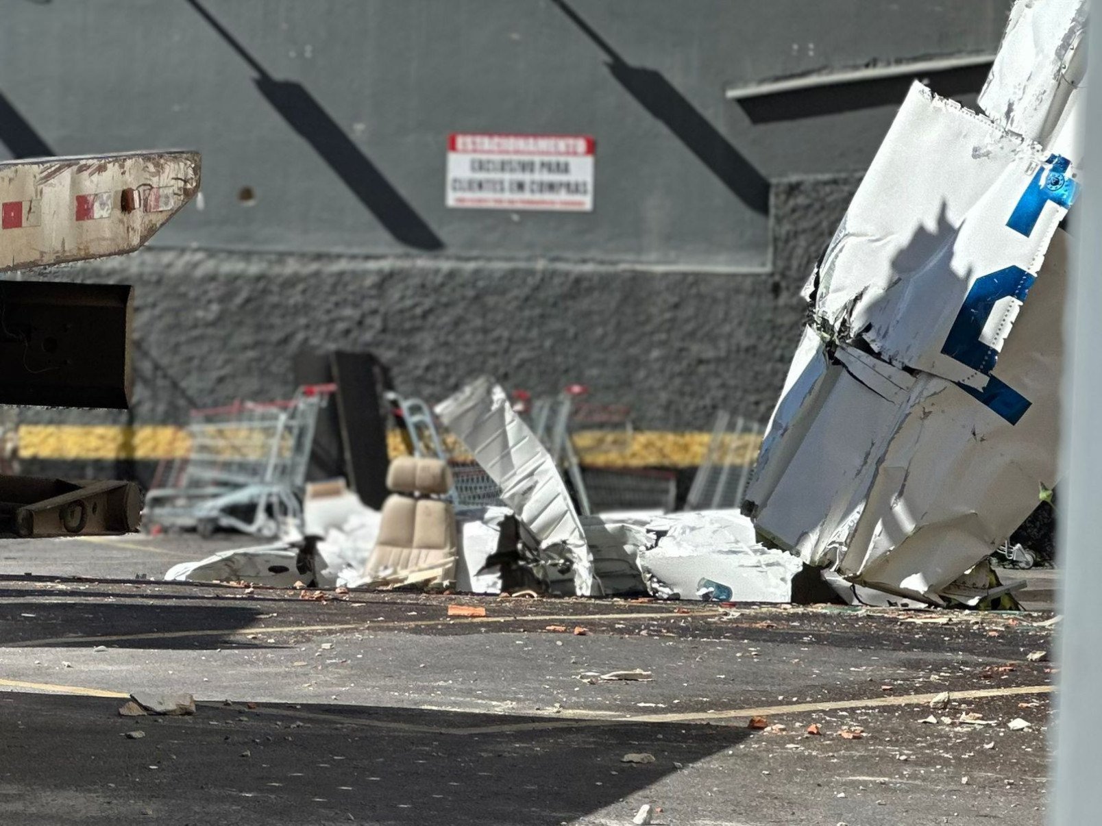 Destro&ccedil;os ainda espalhados no local