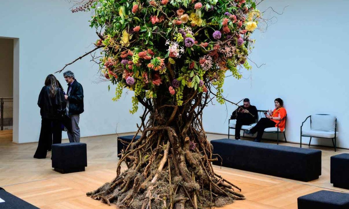 A obra "As árvores têm suas raízes no céu", de Oleg Gudachev, Roman Malyavkin, Alexey Khovalyg, Luka Sukharev e Alexey Sysoev, está no pavilhão russo da Bienal - (crédito: MARCO BERTORELLO / AFP)