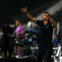 Que papelão de profissionais do futebol