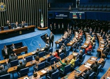 O Senado Federal realiza vota&ccedil;&atilde;o em plen&aacute;rio, um exemplo das atividades legislativas acess&iacute;veis para acompanhamento em tempo real. -  (crédito: Estado de Minas/ Imagem gerada por IA)