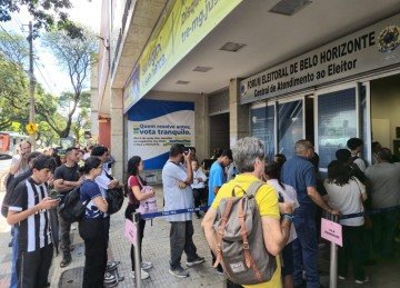 Fila se formou ainda nas primeiras horas da manh&atilde; em unidade do TRE na Avenida do Contorno, em Belo Horizonte, no &uacute;ltimo dia para a regulariza&ccedil;&atilde;o do t&iacute;tulo de eleitor -  (crédito: Jair Amaral/EM/D.A.Press)