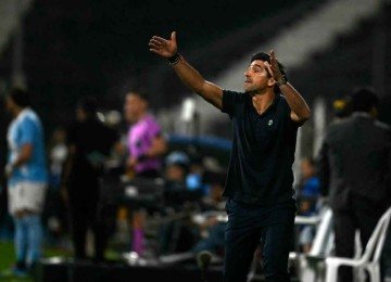 O técnico do Palmeiras, Abel Ferreira, durante a vitória sobre o Sporting Cristal-PER, na última terça-feira (5/5) -  (crédito: ERNESTO BENAVIDES / AFP)