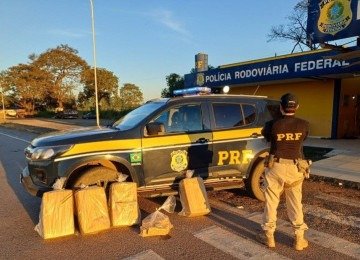 PRF apreende cerca de 107 kg de maconha após perseguição na BR-262 -  (crédito: PRF)