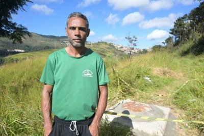 Alecssandro Bruno Lopes, comerciante e reboquista de 42 anos flagra momento em que água volta a correr na rede da Copasa -  (crédito: Leandro Couri/EM)