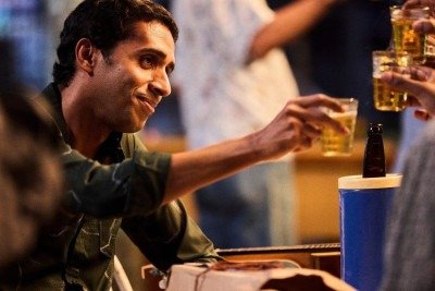 Mosquito em cena como Zeca Pagodinho, brindando em uma representa&ccedil;&atilde;o das amizades e rodas de samba que marcaram a trajet&oacute;ria do sambista. -  (crédito:  Victor Pollak )