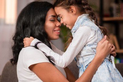 O amor e a conex&atilde;o entre m&atilde;es e filhos representam o esp&iacute;rito original do Dia das M&atilde;es, antes da sua comercializa&ccedil;&atilde;o. -  (crédito: FreePik)