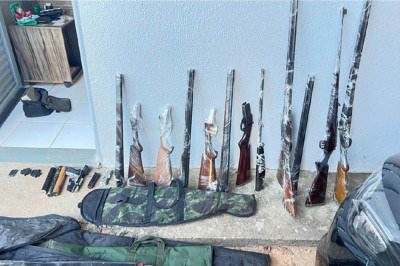 Armas de fogo e muni&ccedil;&otilde;es apreendidas durante a Opera&ccedil;&atilde;o Vulcano: artefatos eram comercializados, de maneira ilegal, por uma organiza&ccedil;&atilde;o criminosa que atuava em Belo Horizonte e na Regi&atilde;o Metropolitana -  (crédito: MPMG/Divulga&ccedil;&atilde;o)