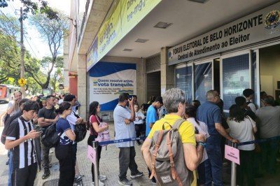 Fila se formou ainda nas primeiras horas da manh&atilde; em unidade do TRE na Avenida do Contorno, em Belo Horizonte, no &uacute;ltimo dia para a regulariza&ccedil;&atilde;o do t&iacute;tulo de eleitor -  (crédito: Jair Amaral/EM/D.A.Press)