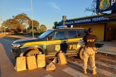 PRF apreende cerca de 107 kg de maconha após perseguição na BR-262 -  (crédito: PRF)