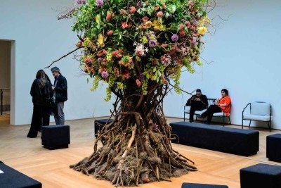 A obra 'As árvores têm suas raízes no céu', de Oleg Gudachev, Roman Malyavkin, Alexey Khovalyg, Luka Sukharev e Alexey Sysoev, está no pavilhão russo da Bienal -  (crédito: MARCO BERTORELLO / AFP)