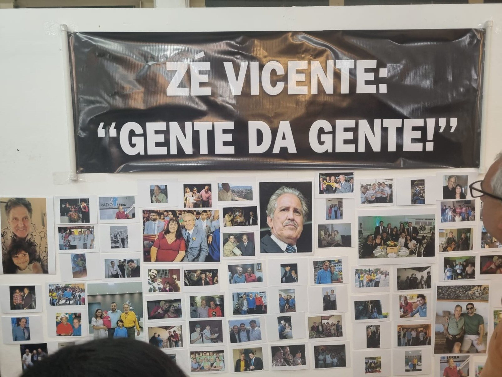 No vel&oacute;rio, tamb&eacute;m foi exposto um painel com fotos de Z&eacute; Vicente