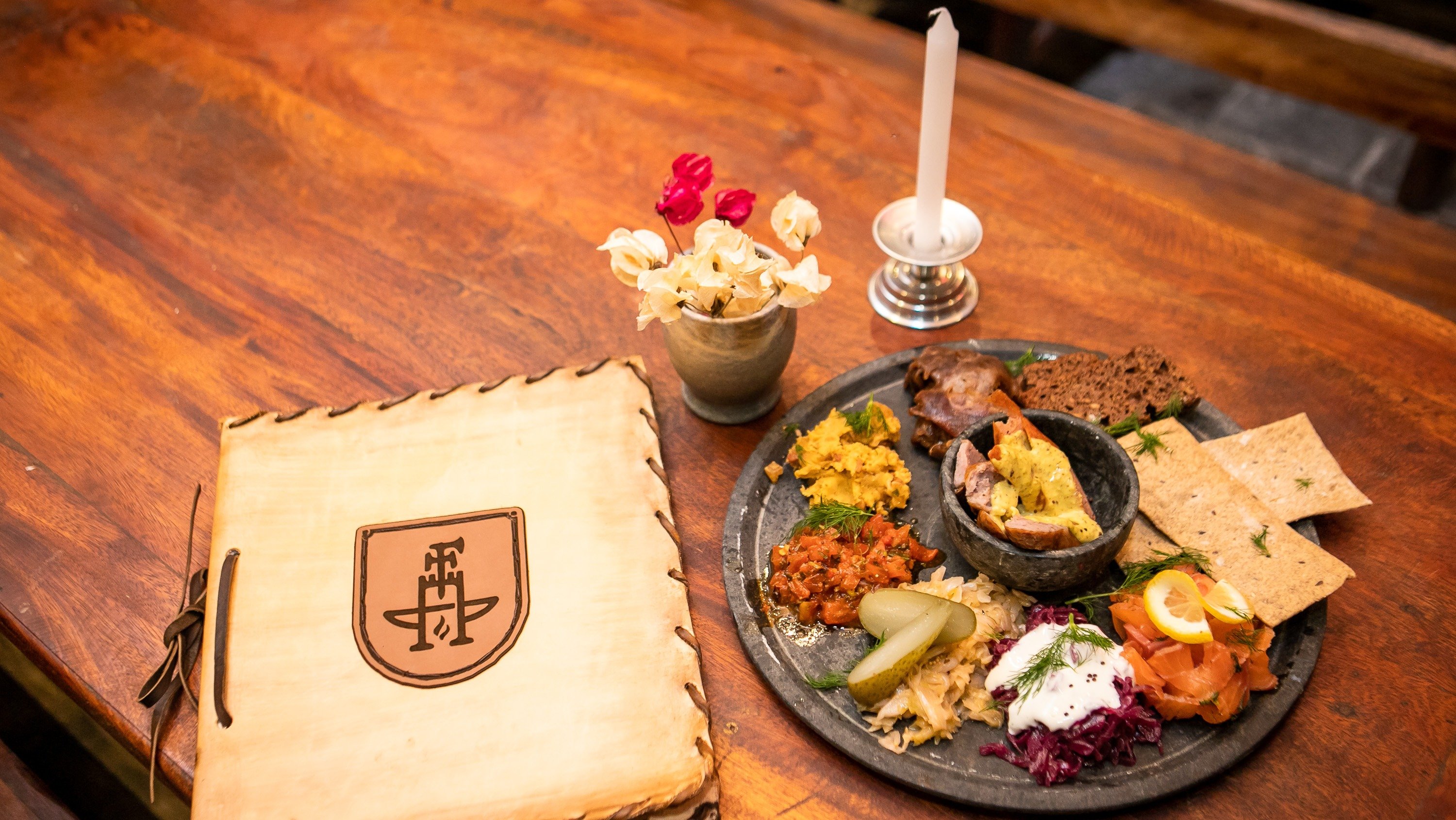Card&aacute;pio e pratos da taverna medieval A Forja, um dos restaurantes com op&ccedil;&otilde;es especiais para o Dia das M&atilde;es na capital. -  (crédito: Thiago Miranda)
