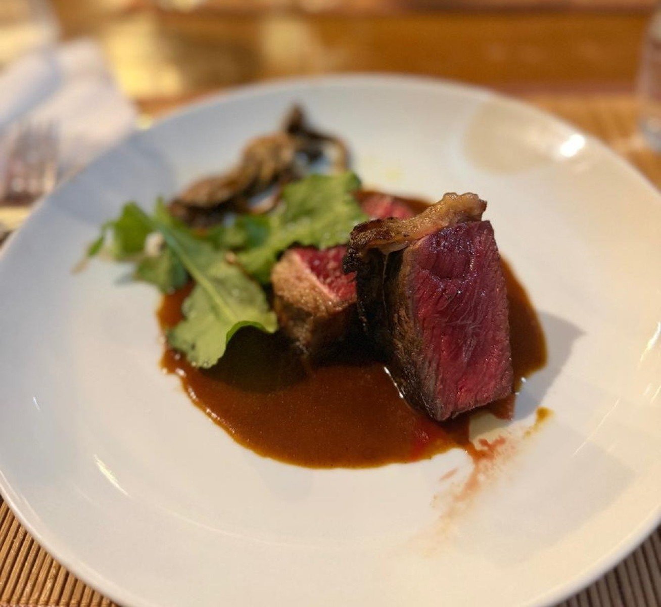 Uma das etapas do jantar assinado por Juliana Duarte e Marina Leite &eacute; um bife de Curraleiro com cogumelos e folhas