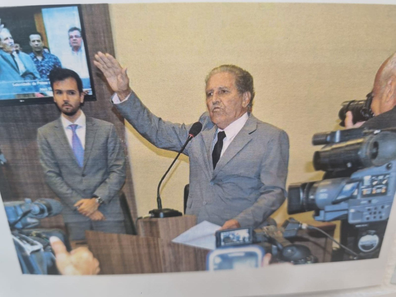 Z&eacute; Vicente aparece em foto discursando 