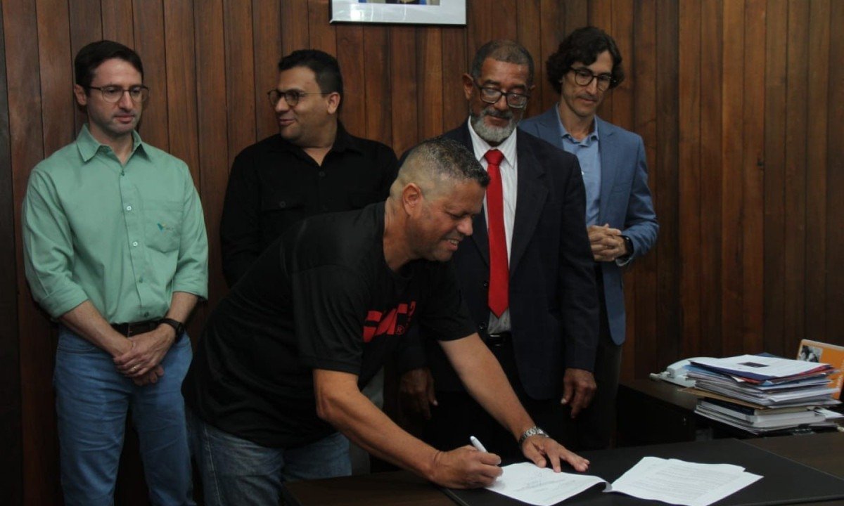 Em decis&atilde;o que antecede a vota&ccedil;&atilde;o sobre o fim da escala 6x1 na C&acirc;mara dos Deputados e no Congresso, a mineradora Vale assinou, nesta quinta-feira (7/5), um acordo geral que prev&ecirc; a redu&ccedil;&atilde;o da jornada, o revezamento de funcion&aacute;rios e a exclus&atilde;o definitiva da escala em todas as unidades da empresa 