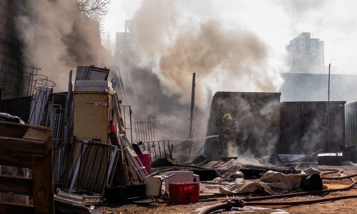 Inc&ecirc;ndio atinge dep&oacute;sito de materiais recicl&aacute;veis em Contagem