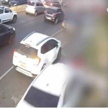 Vídeo: Após se envolver em colisão, taxista foge e atropela pedestre - Reprodu&ccedil;&atilde;o