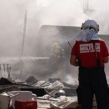 Incêndio atinge depósito de materiais recicláveis em Contagem - Jorge Lopes/EM/D.A Press