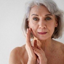 Pele na menopausa: cuidados com hidratação, colágeno e rotina de skincare - Magnific
