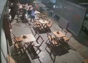 Imagens de câmera de segurança registraram a briga generalizada que causou a morte de um homem em bar no Bairro Santa Inês, em BH, em 2022
 -  (crédito: Câmeras de segurança/Reprodução)