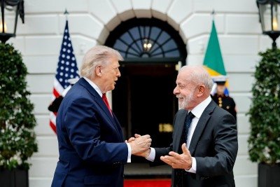 O cumprimento de Trump e Lula em frente à Casa Branca -  (crédito: Ricardo Stuckert / PR)