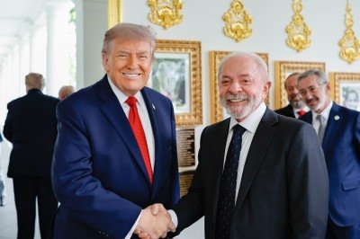 A principal foto do encontro: Lula e Trump se cumprimentando e sorrindo -  (crédito: Ricardo Stuckert / PR)