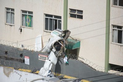 Avião que bateu em prédio em Bh tinha sido vendido para empresário que morreu no acidente, informa advogado da antiga proprietária da aeronave -  (crédito: Leandro Couri/EM Data/DA Press)