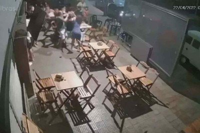 Imagens de câmera de segurança registraram a briga generalizada que causou a morte de um homem em bar no Bairro Santa Inês, em BH, em 2022
 -  (crédito: Câmeras de segurança/Reprodução)