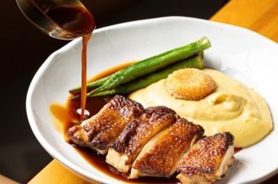 O molho fica mais líquido no prato com frango, angu de milho verde, quiabo e gema de ovo do Trintaeum  -  (crédito: Victor Schwaner/Divulgação)