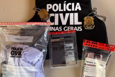 Dupla foi presa e celulares e roupa usada no crime foram apreendidos -  (crédito: PCMG/Divulgação)